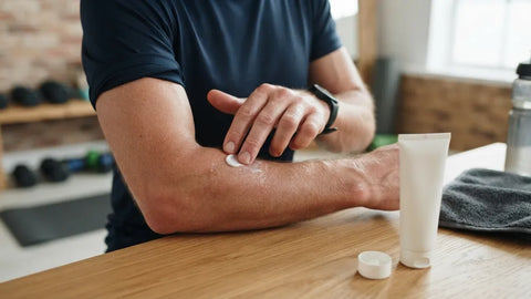Aplicación de crema de CBD mediante masaje muscular
